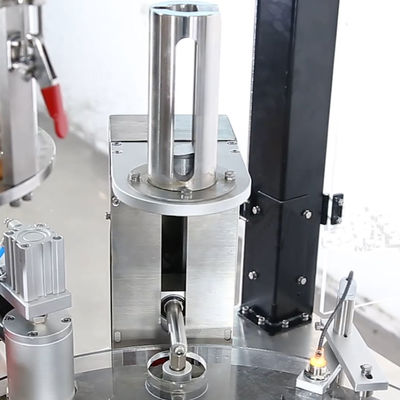 रोटरी छोटे आकार के नेस्प्रेसो कॉफी कैप्सूल भरने और सील करने की मशीन चीन में निर्मित